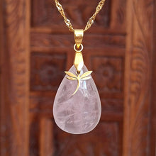 Charger l'image dans la galerie, Collier en quartz rose naturel forme goutte sur chaine acier inoxydable doré avec breloque libellule