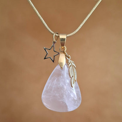 Collier en quartz rose naturel forme goutte sur chaîne acier inoxydable doré avec breloques étoile et plume.