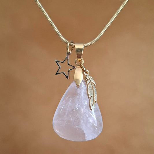 Collier en quartz rose naturel forme goutte sur chaîne acier inoxydable doré avec breloques étoile et plume.