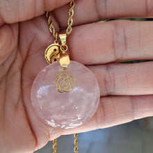 Charger l'image dans la galerie, Collier en quartz rose naturel rond sur chaîne acier inoxydable doré avec breloques fleur et yin yang dans la main