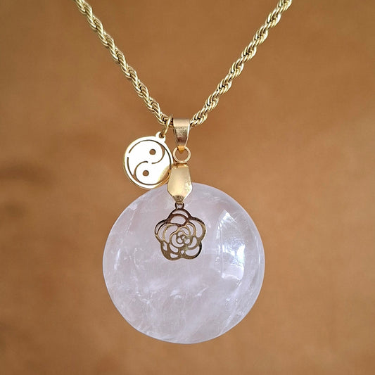 Collier en quartz rose naturel rond sur chaîne acier inoxydable doré avec breloques fleur et yin yang.