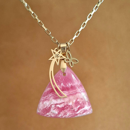 Collier en rhodochrosite naturelle triangulaire sur chaine acier doré avec breloques étoile filante et papillon.