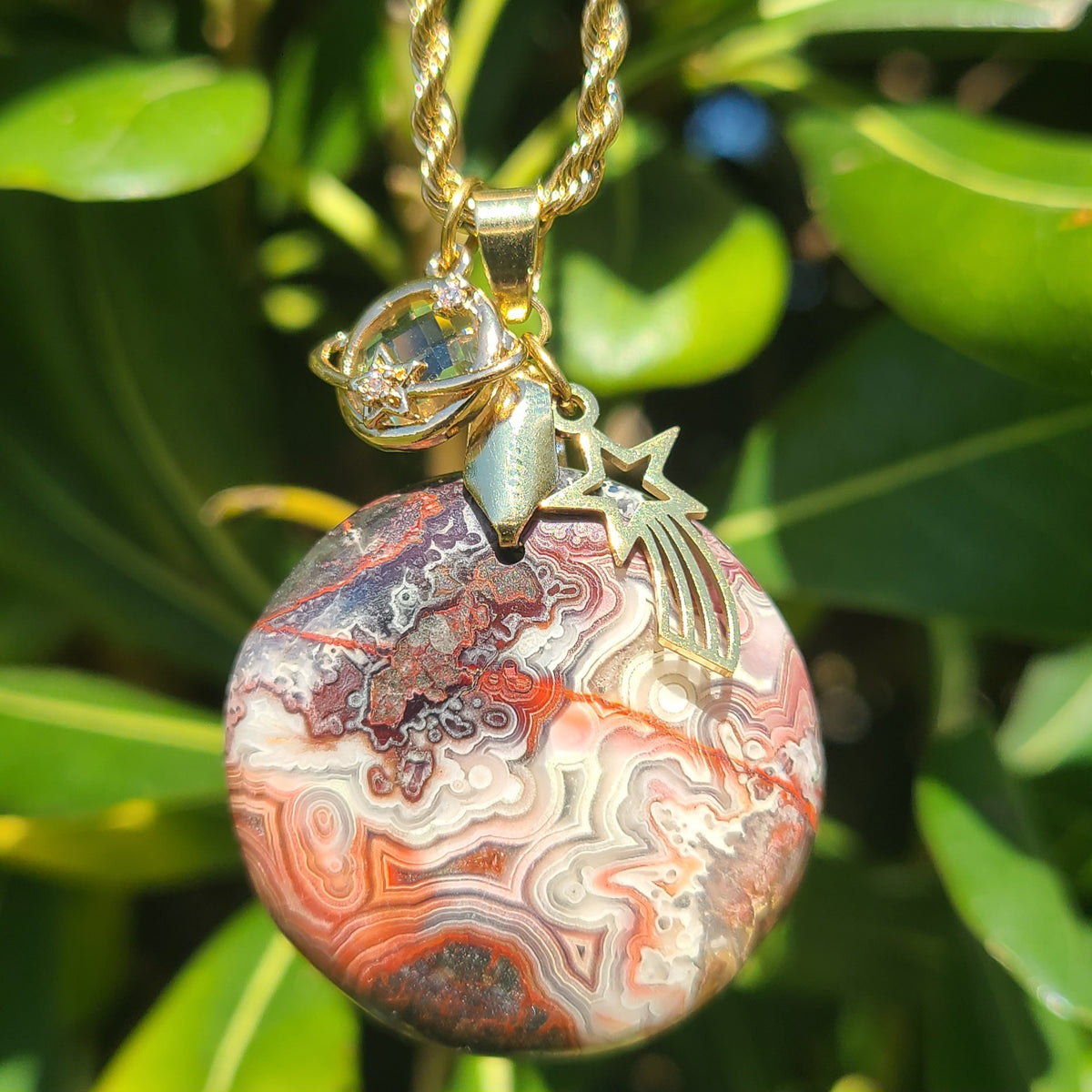 Collier en agate avec breloque étoile filante et breloque planète
