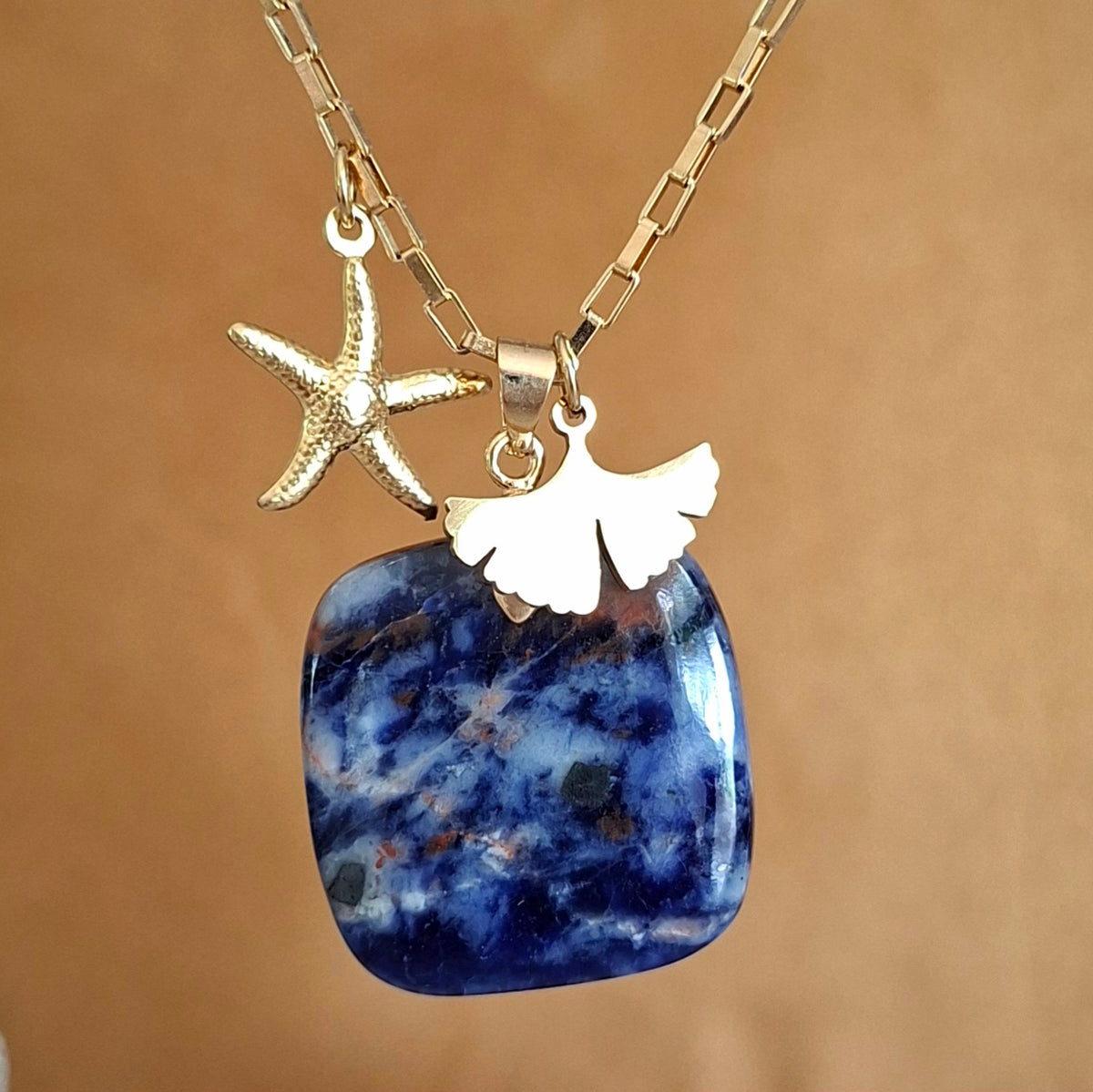 Collier en sodalite carrée avec breloques étoile de mer et feuille de ginkgo sur chaine dorée