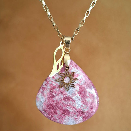Collier en thulite naturelle taillée en forme de poire, sur chaîne doréeavec breloques aile et soleil