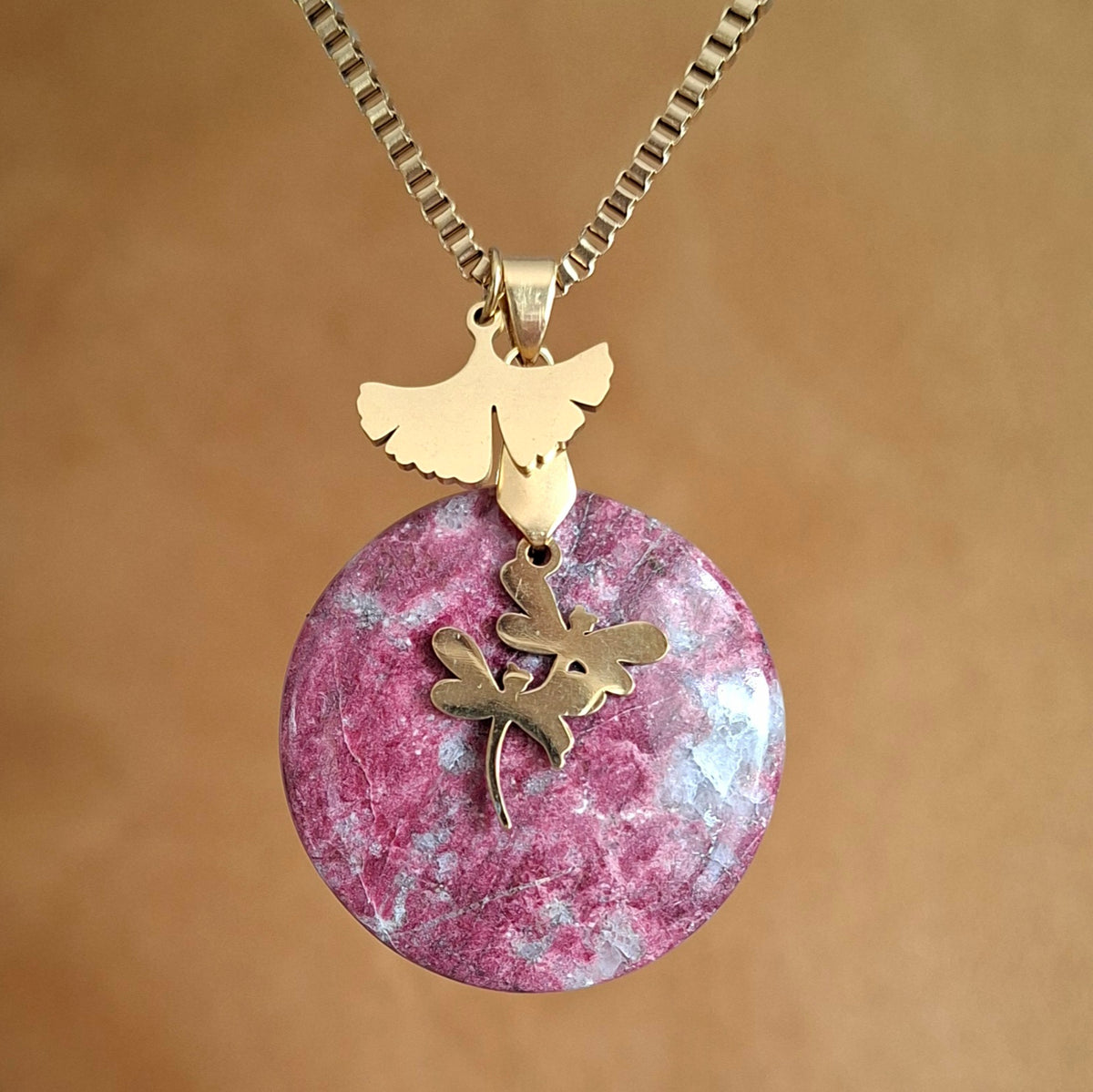Collier en thulite naturelle ronde, sur chaîne dorée.