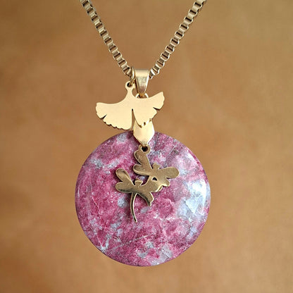 Collier en thulite naturelle ronde, sur chaîne dorée.