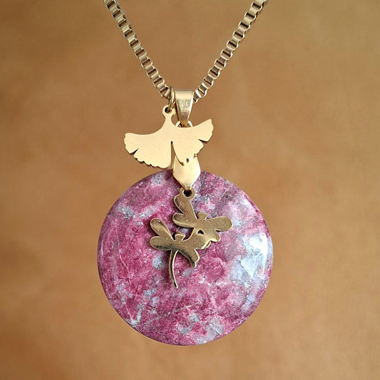 Collier en thulite naturelle ronde, sur chaîne dorée.