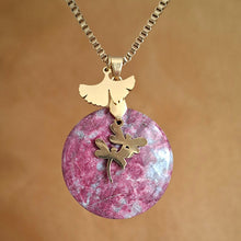 Charger l'image dans la galerie, Collier en thulite naturelle ronde, sur chaîne dorée.