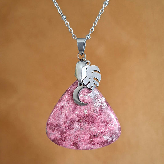 Collier en thulite naturelle triangulaire, sur chaîne argentée avec breloques lune et feuill