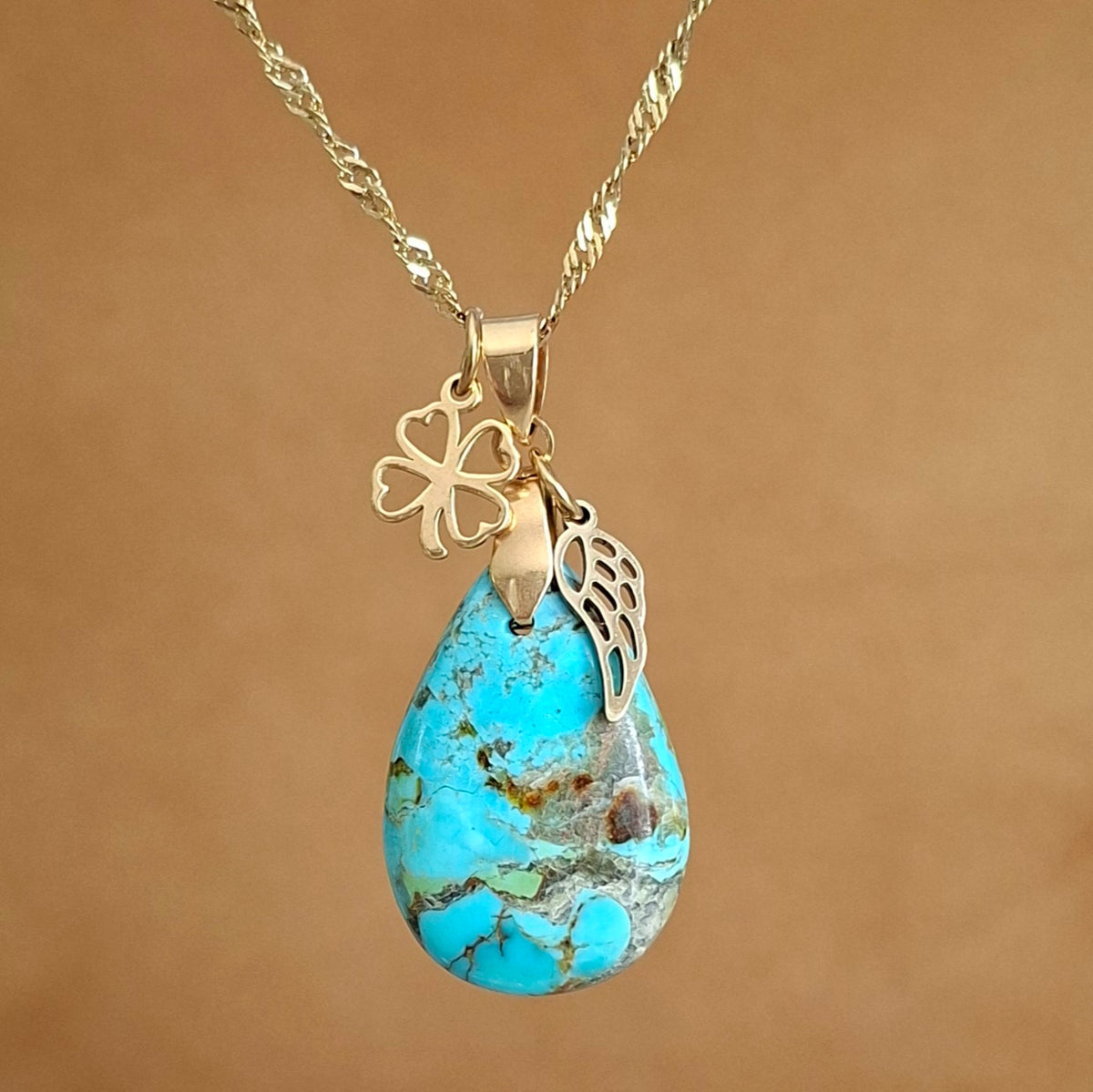 Collier acier en turquoise Kingman avec breloques dorées