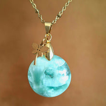 Charger l'image dans la galerie, Collier en hémimorphite naturelle avec chaîne perlée dorée et breloque libellule