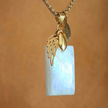 Charger l'image dans la galerie, Collier en pierre de lune arc-en-ciel labradorite blanche aux reflets bleus, chaîne bambou dorée et breloques feuille et aile d’ange