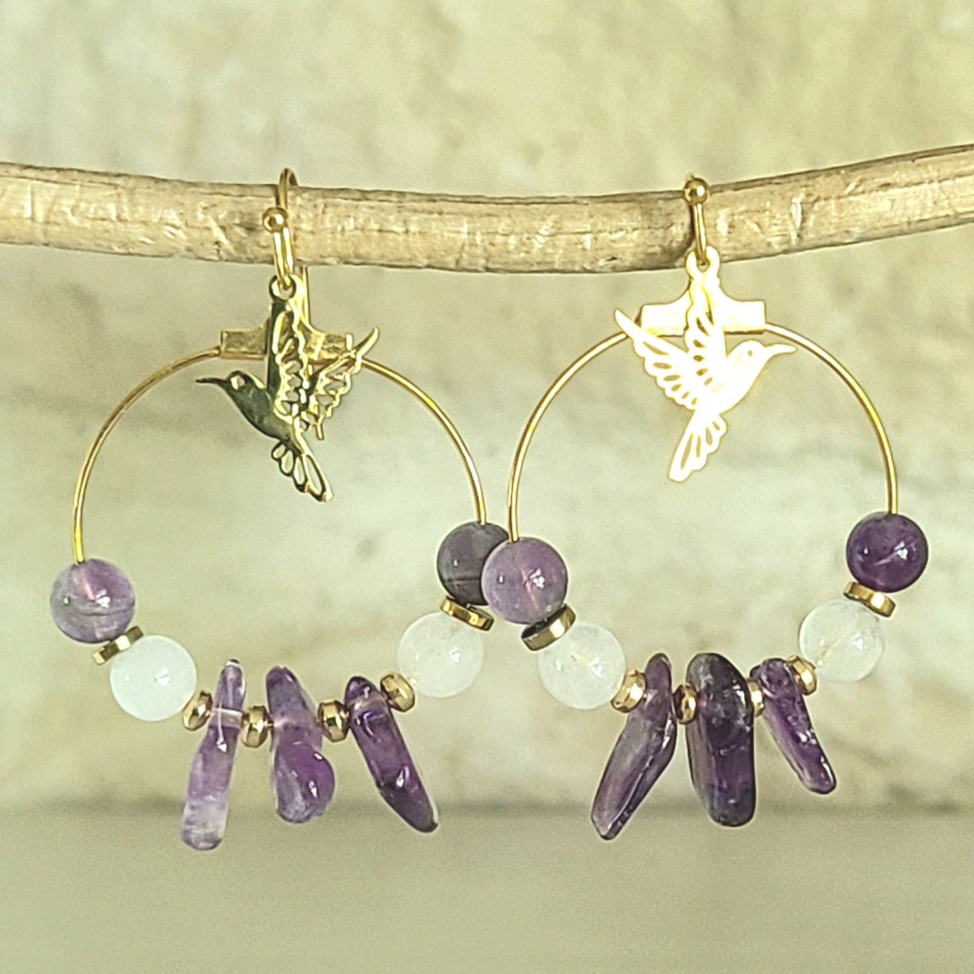 Boucles d'oreilles créoles en améthyste avec breloque colibri