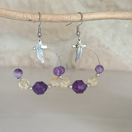 Boucles d'oreilles créoles en améthyste et citrine avec breloque plume
