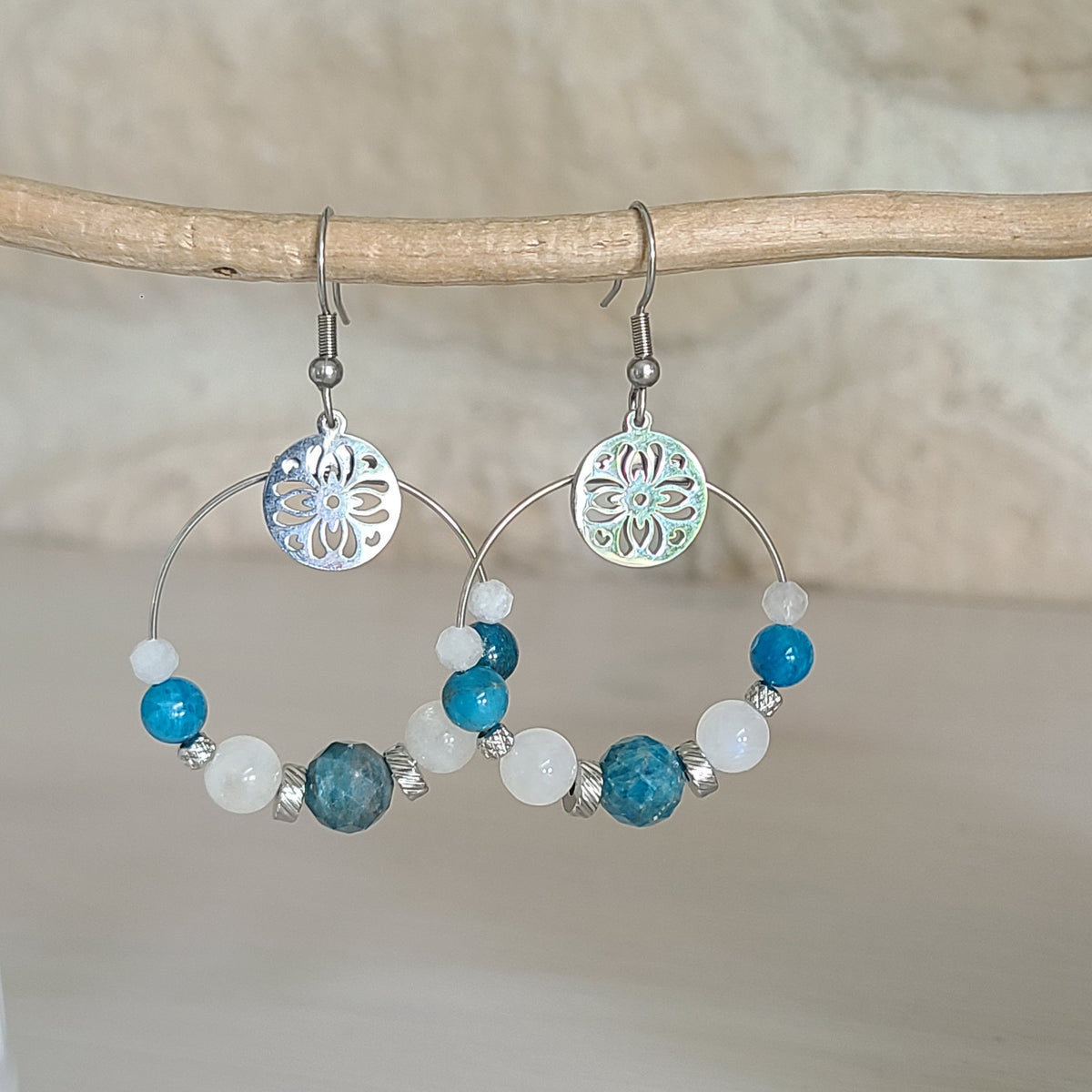 Boucles d'oreilles créoles argentée en apatite et pierre de lune - Petite Rainette