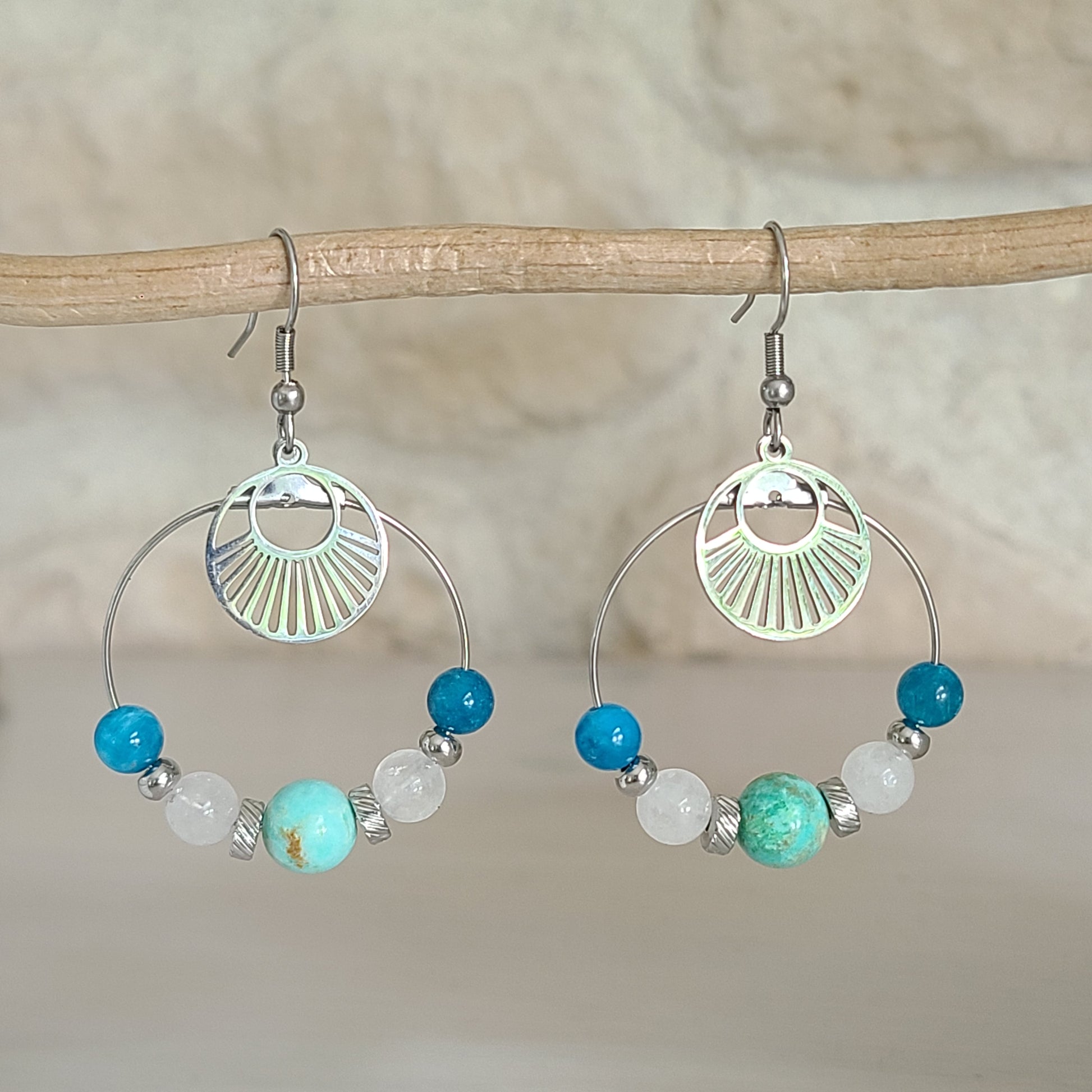 Boucles d'oreilles créoles argentées en turquoise apatite et jade blanc