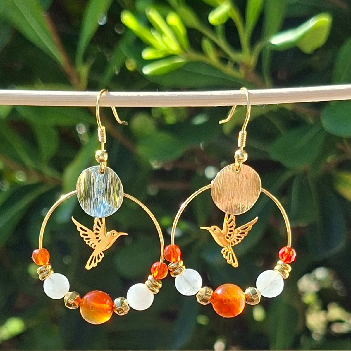 Boucles créoles en cornaline & pierre de lune (colibri) - Petite Rainette