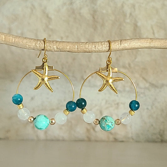 Boucles d'oreilles dorées en turquoise apatite et quartz avec breloque étoile de mer