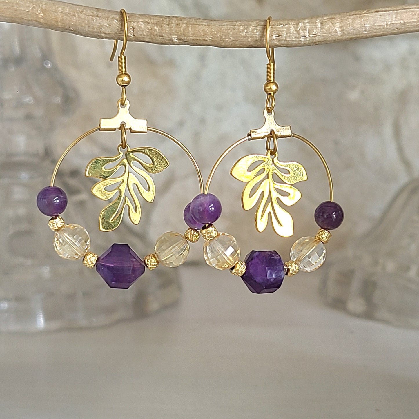 Boucles d'oreilles acier doré en améthyste et citrine avec breloque feuille