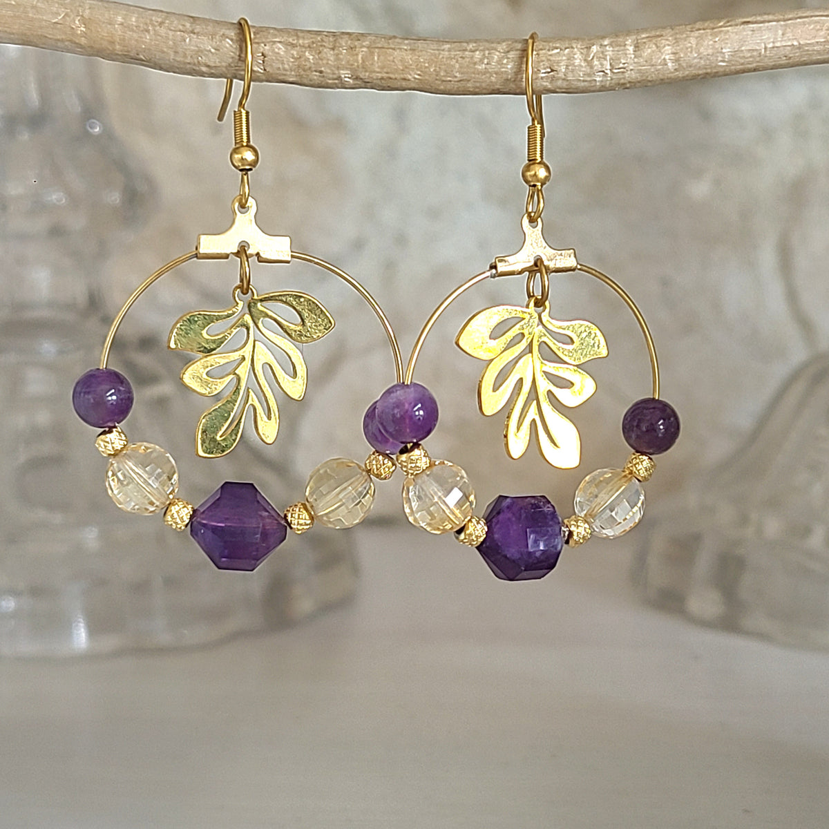 Boucles d'oreilles acier doré en améthyste et citrine avec breloque feuille