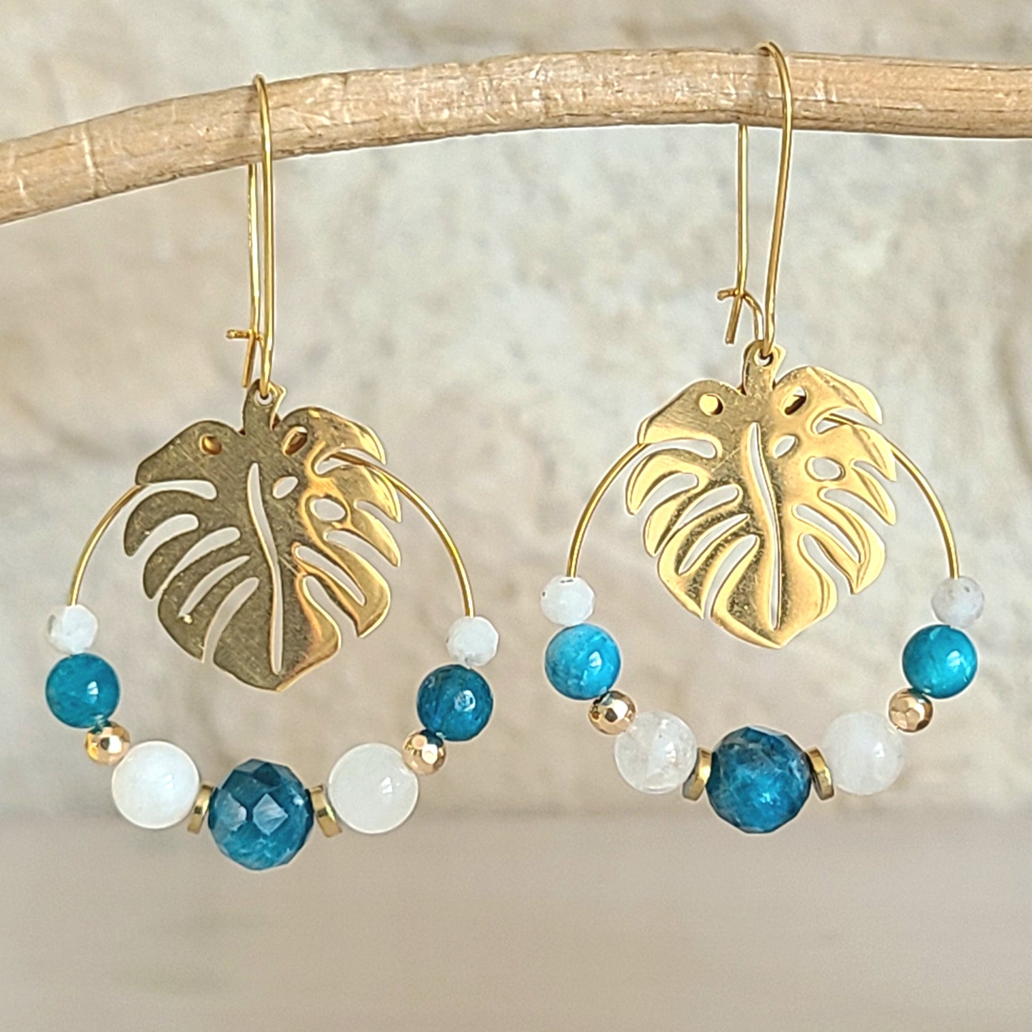 Boucles d'oreilles créoles en apatite et pierre de lune avec breloque feuille de monstera