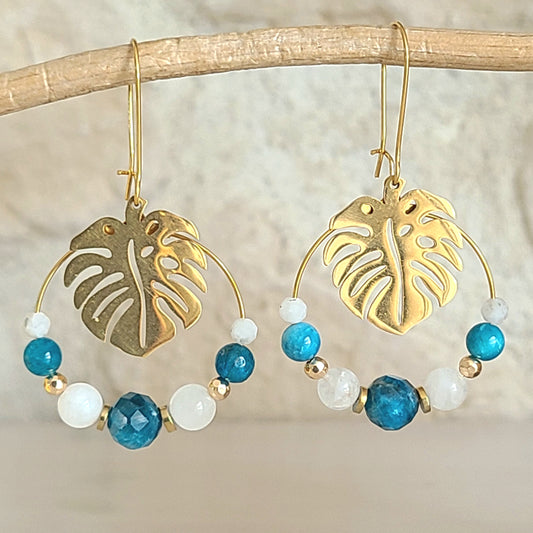 Boucles d'oreilles créoles en apatite et pierre de lune avec breloque feuille de monstera