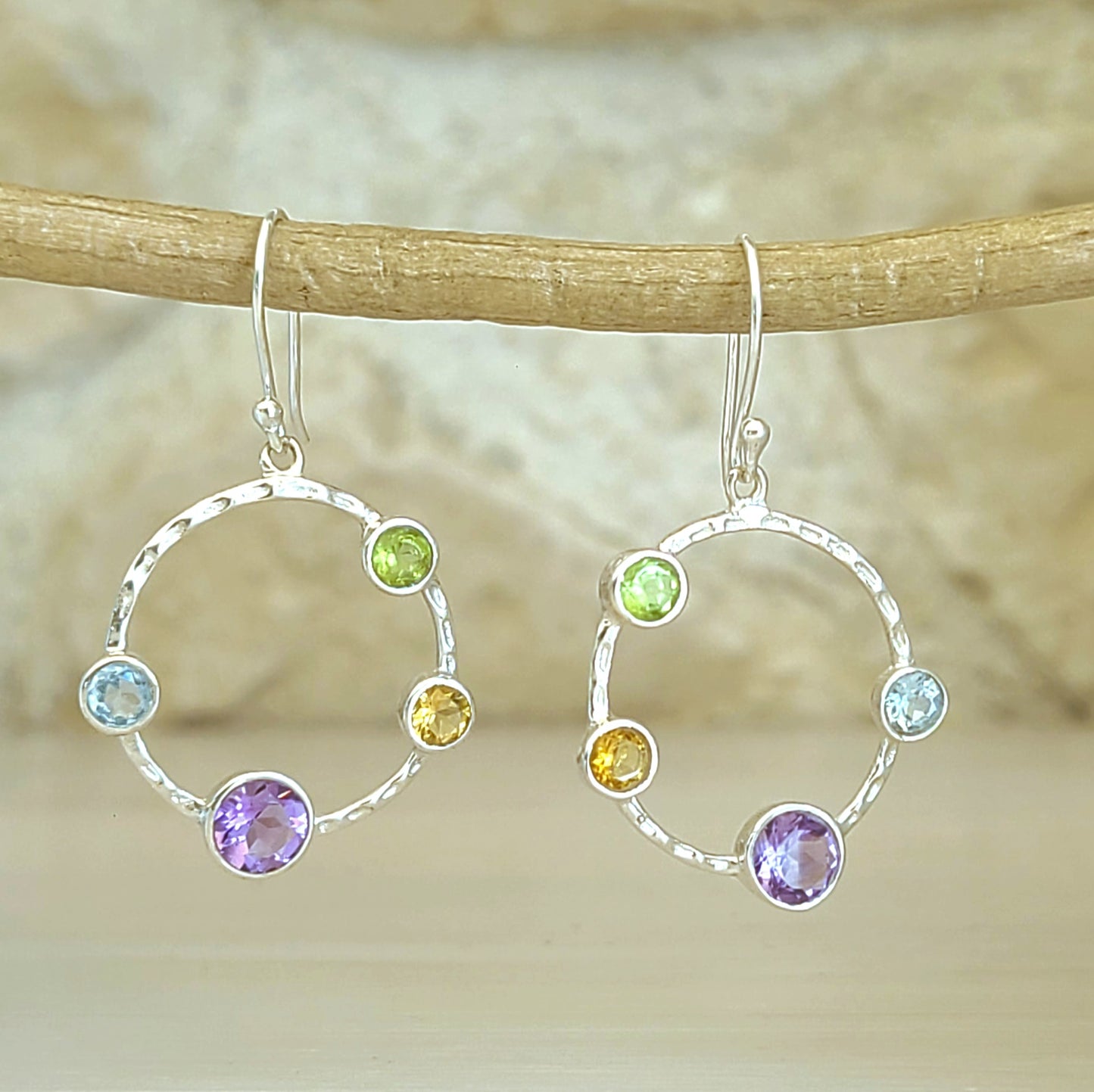 Boucles d'oreilles créoles en argent avec péridot citrine améthyste et topaze bleue