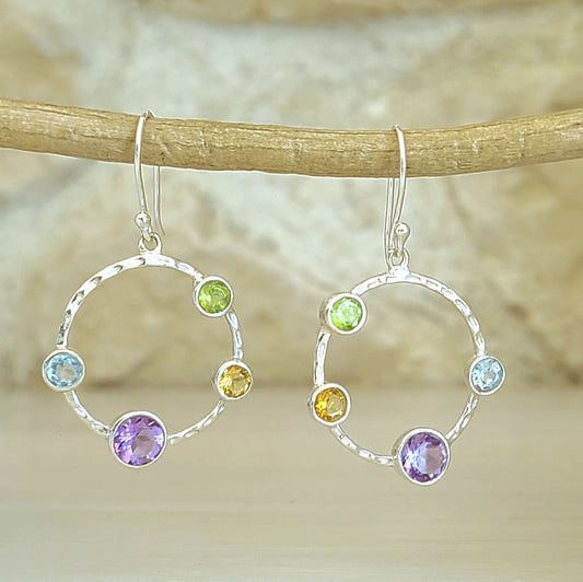 Boucles d'oreilles créoles en argent avec péridot citrine améthyste et topaze bleue