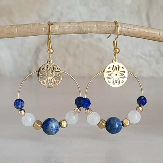 Boucles d’oreilles créoles dorées avec lapis-lazuli, quartz laiteux et médaillon ajouré.