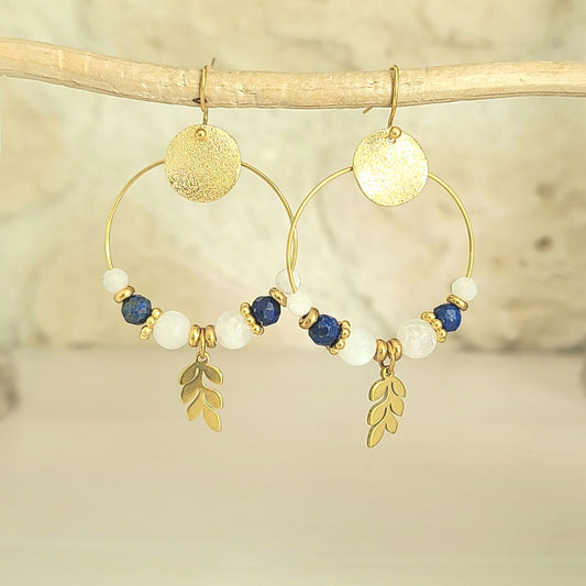 Boucles d’oreilles créoles dorées avec labradorite blanche, lapis-lazuli, breloque feuille et rond en laiton brossé.