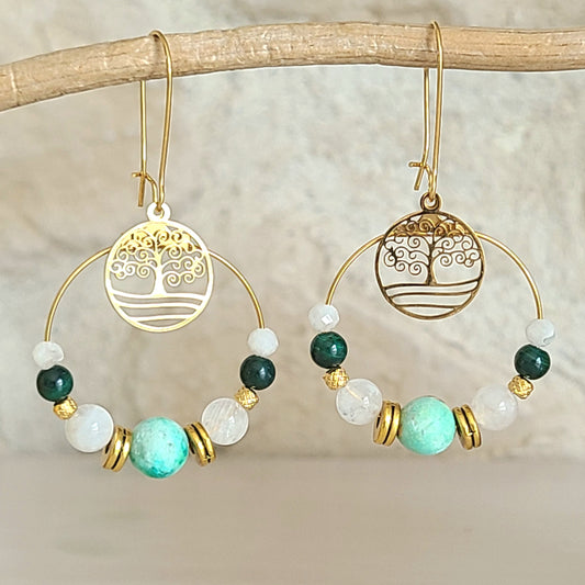 Boucles d’oreilles créoles en turquoise, labradorite blanche et malachite, avec breloque arbre de vie en acier inoxydable doré.