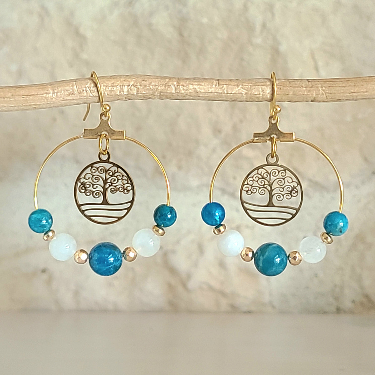 Boucles d'oreilles créoles dorées en apatite et pierre de lune avec breloque arbre de vie
