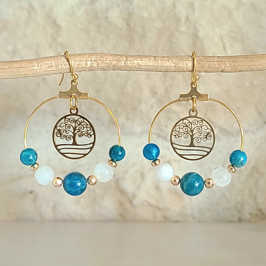 Boucles d'oreilles créoles dorées en apatite et pierre de lune avec breloque arbre de vie