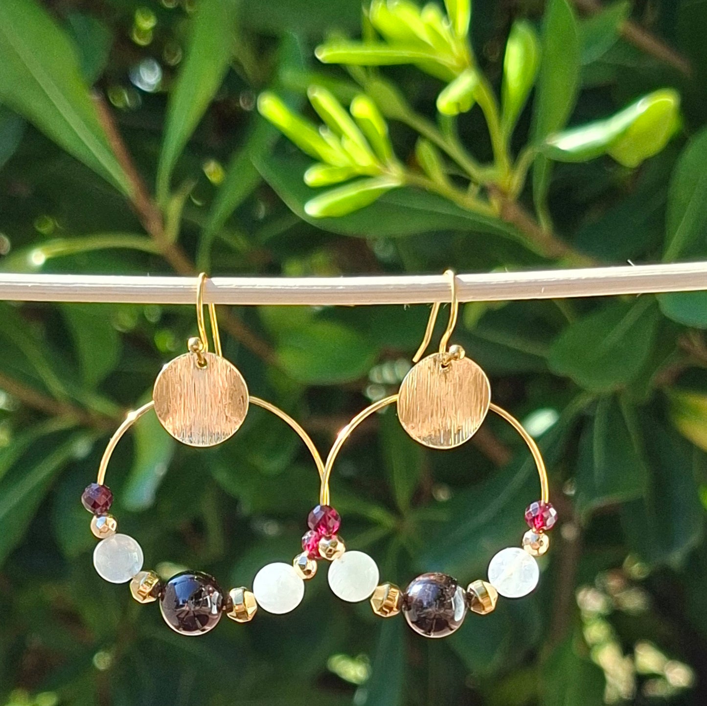 Boucles d'oreilles acier doré créoles en grenat et pierre de lune