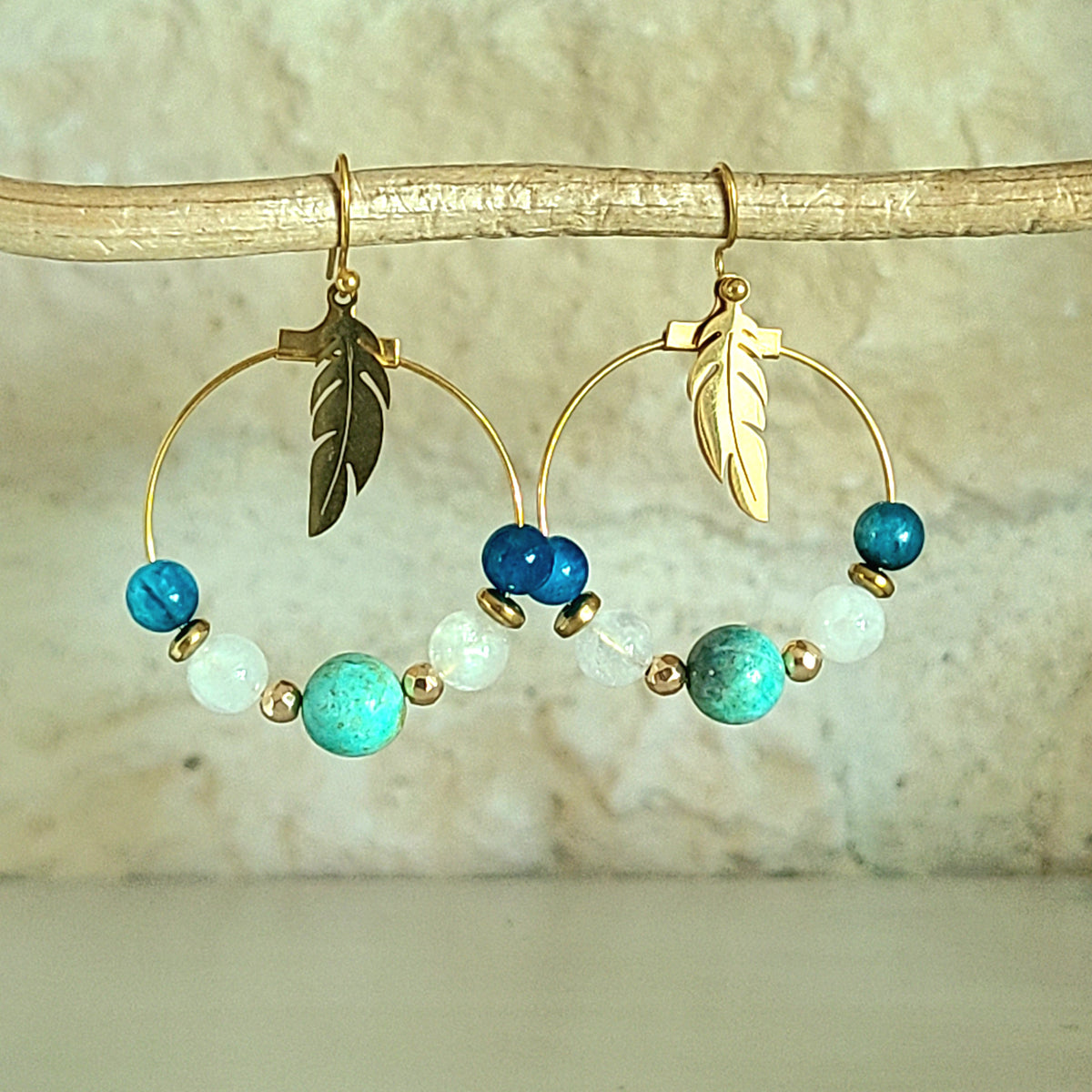 Boucles d'oreilles créoles dorées en turquoise et apatite avec breloque plume