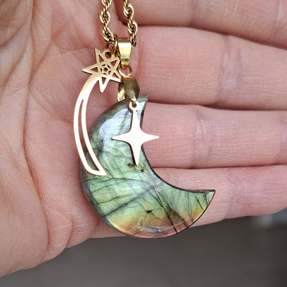 detail dans la main collier lune en labradorite verte et dorée. Petite Rainette