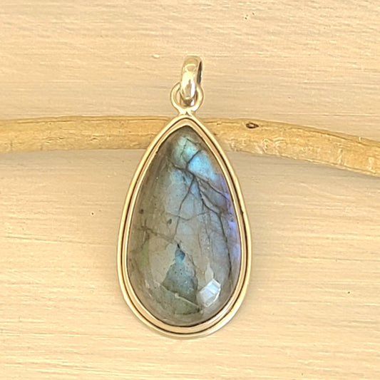 Grand pendentif en argent et labradorite en forme de poire