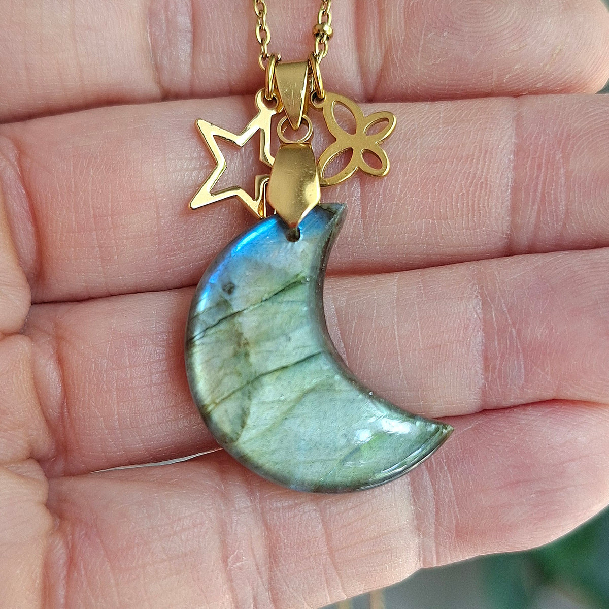 Collier lune labradorite et acier doré dans la main