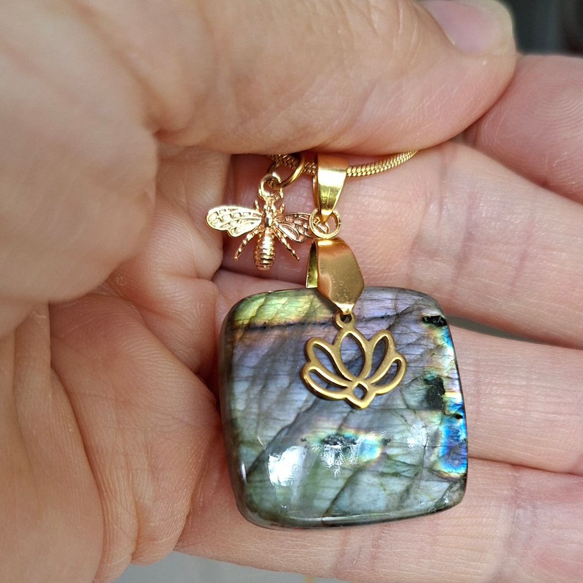 Collier labradorite carrée multicolore dans la main 