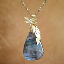 Charger l'image dans la galerie, Collier en labradorite naturelle goutte aux reflets bleus et dorés avec plume et libellule dorées.