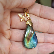 Charger l'image dans la galerie, Labradorite forme goutte muticolore dans la main