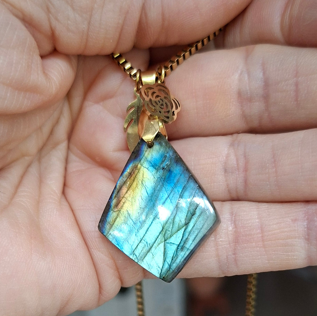Collier labradorite losange dans la main