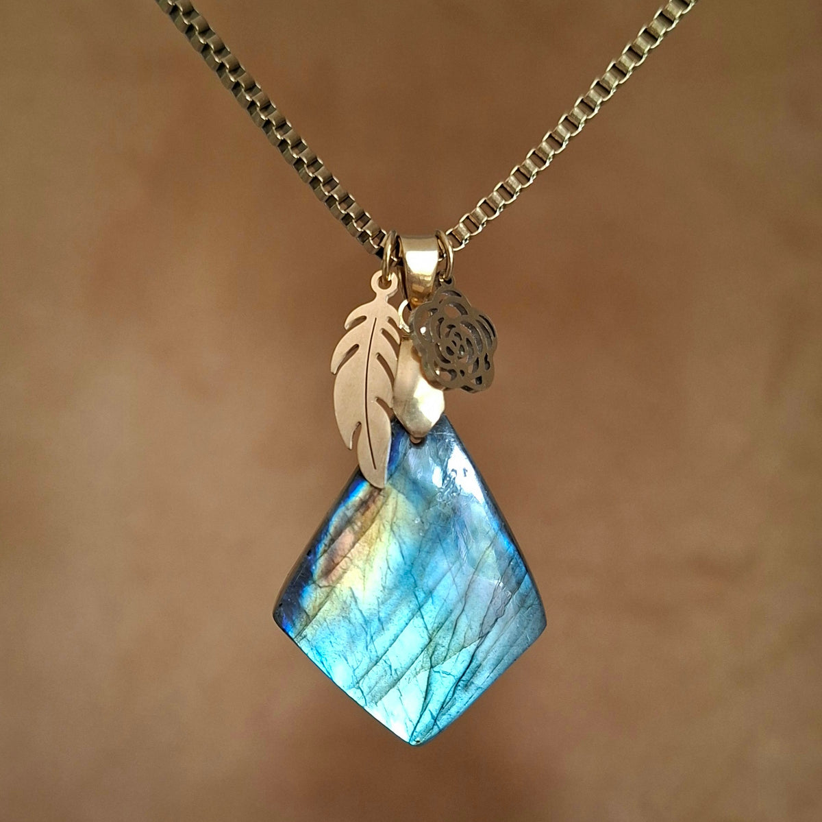 Collier labradorite naturelle losange avec breloques dorées fleur et plume