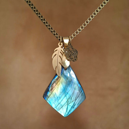 Collier labradorite naturelle losange avec breloques dorées fleur et plume