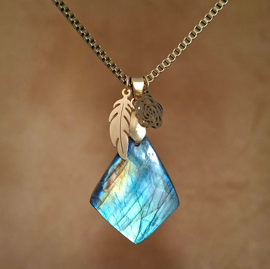 Collier labradorite naturelle losange avec breloques dorées fleur et plume