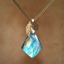 Charger l'image dans la galerie, Collier labradorite naturelle losange avec breloques dorées fleur et plume