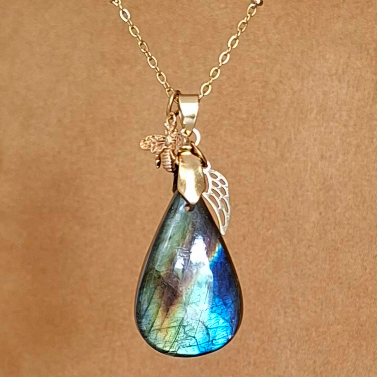 Collier en labradorite goutte multicolore avec breloques aile et abeille