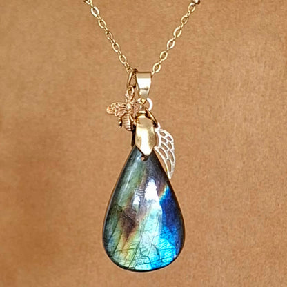 Collier en labradorite goutte multicolore avec breloques aile et abeille