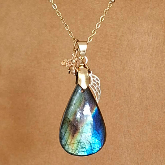 Collier en labradorite goutte multicolore avec breloques aile et abeille